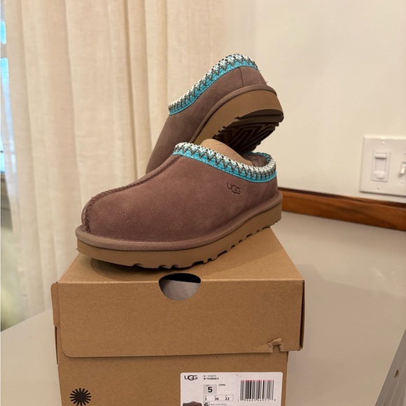 UGG Shoes - UGG Tan Slippers with Blue Accent